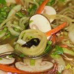 Ramen-Nudeln mit dem Pastamaker