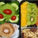 Bento mit Bagel und Avocado-Rose (Low Carb)