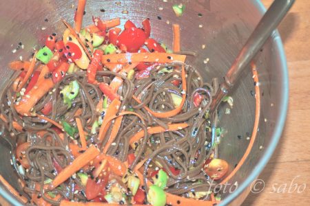 Soba-Nudel-Salat mit Sojadressing