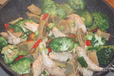 Maultaschenpfanne mit Gemüse und Huhn