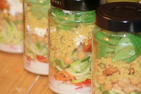 Mason Jar Salad oder Salat im Glas