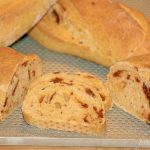 Weißbrotstangen mit getrockneten Tomaten