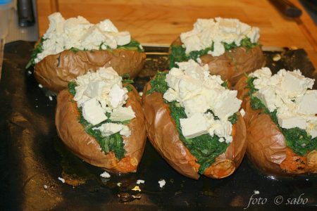 Überbackene Süßkartoffel mit Blattspinat und Feta