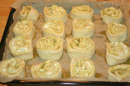 Herzhafte Schnecken mit Pesto und Feta (aus dem Ninja Artisan Pizzaofen)