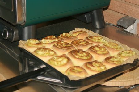 Herzhafte Schnecken mit Pesto und Feta (aus dem Ninja Artisan Pizzaofen)