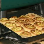 Herzhafte Schnecken mit Pesto und Feta (aus dem Ninja Artisan Pizzaofen)