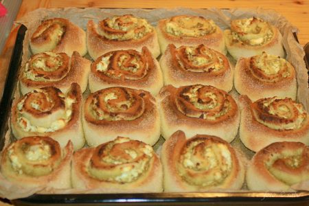 Herzhafte Schnecken mit Pesto und Feta (aus dem Ninja Artisan Pizzaofen)