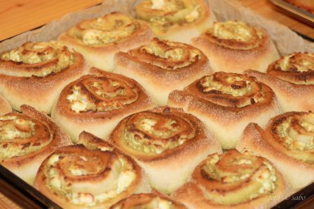 Herzhafte Schnecken mit Pesto und Feta (aus dem Ninja Artisan Pizzaofen)
