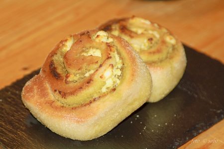 Herzhafte Schnecken mit Pesto und Feta (aus dem Ninja Artisan Pizzaofen)