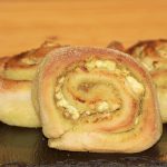 Herzhafte Schnecken mit Pesto und Feta (aus dem Ninja Artisan Pizzaofen)