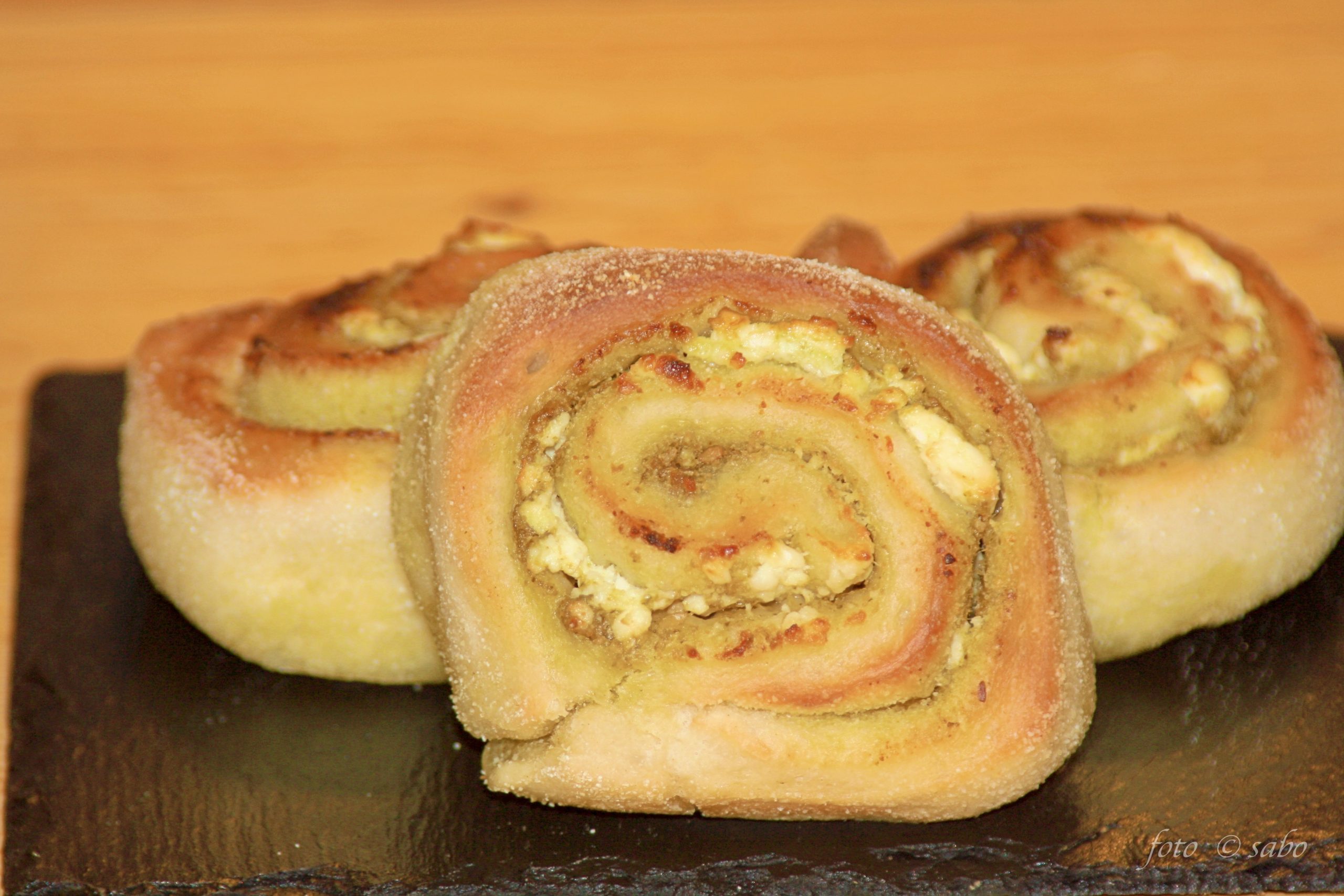 Herzhafte Schnecken mit Pesto und Feta (aus dem Ninja Artisan Pizzaofen)