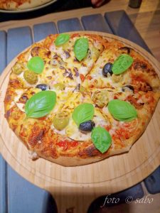 Pizza im Ninja Artisan Outdoor Pizzaofen